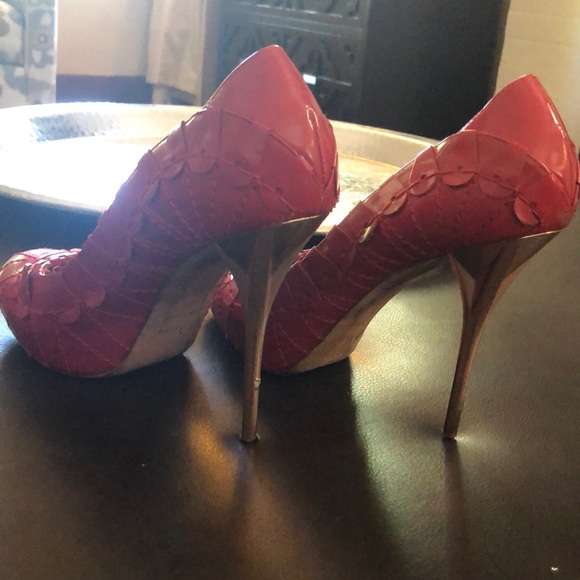 Christian Dior’s red scallop detail Serpent pumps - Picture 4 of 7